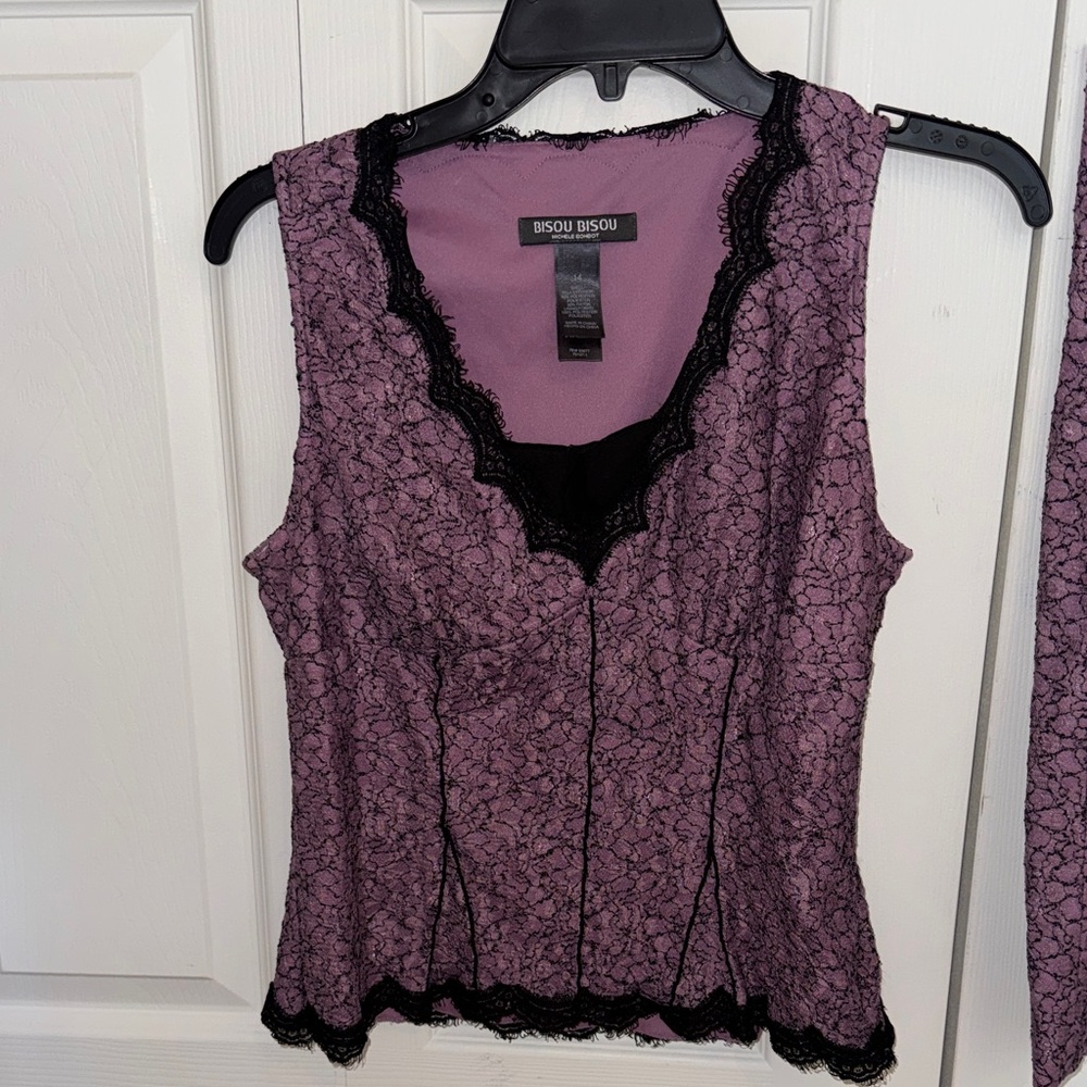 Bisou Bisou Mauve Lace Top with Black Trim & matching Skirt, EUC